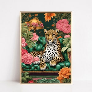 Op de afbeelding: Een luipaard zit op een groene fluwelen bank omringd door roze en oranje bloemen. De luipaard kijkt rechtstreeks naar de kijker. De bank is versierd met gouden rand. De achtergrond is donkergroen.