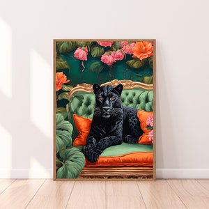 Pode incluir: Uma pantera negra est&aacute; sentada em uma poltrona de veludo verde com almofadas laranja. A poltrona &eacute; cercada por folhagem verde exuberante e flores cor-de-rosa.