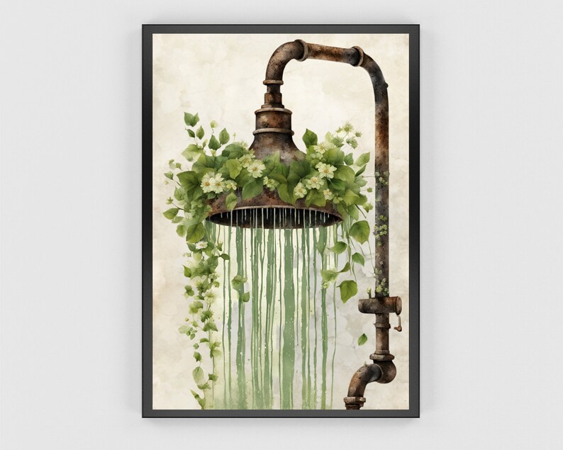 Op de afbeelding: Een roestige metalen douchekop met groene wijnstokken en witte bloemen die eruit groeien. Water druppelt uit de douchekop.