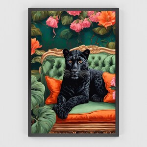 Pode incluir: Uma pantera negra est&aacute; sentada em um chaise longue de veludo verde com almofadas laranja. O chaise longue &eacute; decorado com detalhes dourados e est&aacute; rodeado por folhagem verde exuberante e flores rosa.