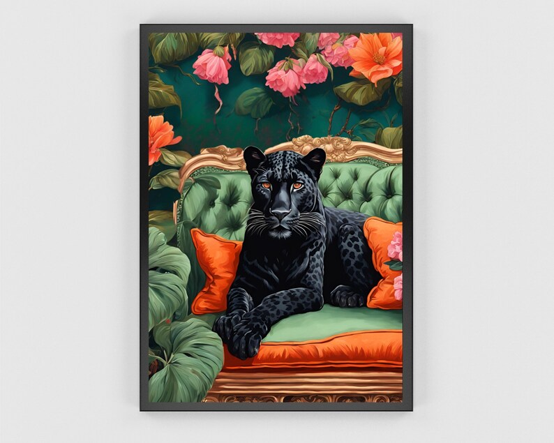 Pode incluir: Uma pantera negra est&aacute; sentada em um chaise longue de veludo verde com almofadas laranja. O chaise longue &eacute; decorado com detalhes dourados e est&aacute; rodeado por folhagem verde exuberante e flores rosa.