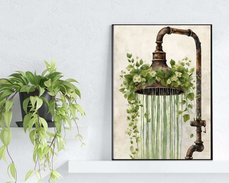 Op de afbeelding: Een aquarel schilderij van een roestige douchekop met groene wijnstokken en witte bloemen die eromheen groeien. De douchekop druppelt water en de achtergrond is licht beige.