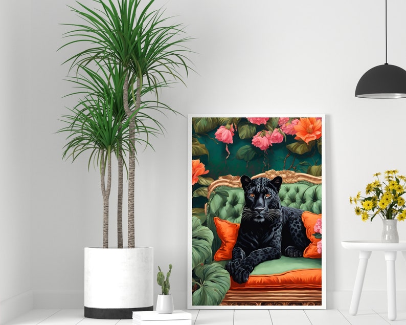 Pode incluir: Uma pantera negra est&aacute; sentada em um div&atilde; de veludo verde com almofadas laranja. O div&atilde; &eacute; cercado por folhagem verde exuberante e flores cor-de-rosa.