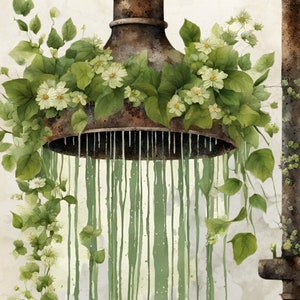 Op de afbeelding: Een roestige douchekop met groene wijnstokken en witte bloemen die eromheen groeien. Water druppelt uit de douchekop.