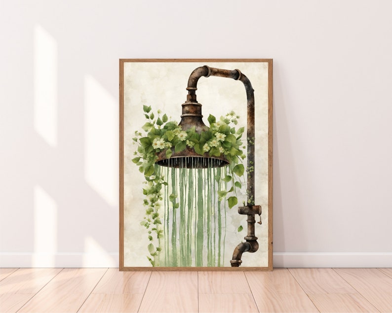 Op de afbeelding: Een roestige metalen douchekop met groene wijnstokken en witte bloemen die eromheen groeien. Water druppelt uit de douchekop.