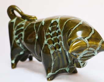 Trentham Pottery Prize Bull by Colin Melbourne