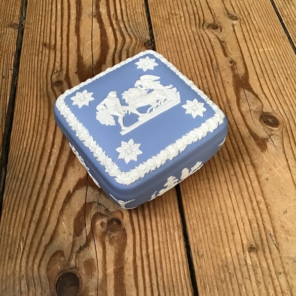 Wedgwood Jasperware Pale Blue vierkante doos.