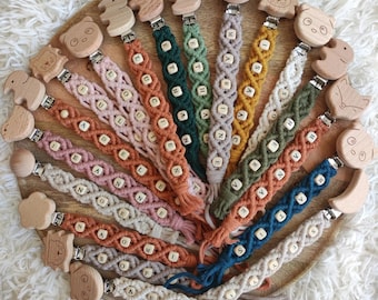 Pinza para chupete de macramé personalizada