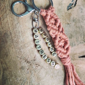 llavero de macramé personalizado