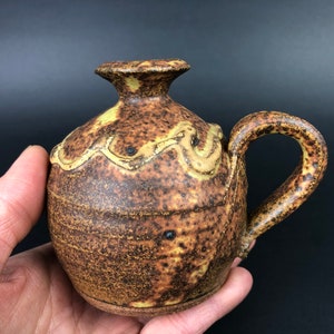 Jaren 70 Studio Art Pottery Small Bud Vase-kan met handvat. Gesigneerd. Canadees