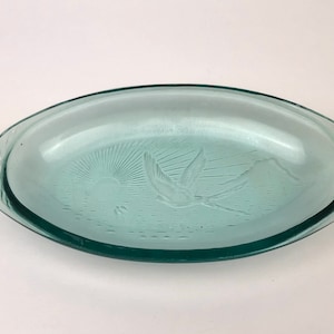 ツバメと夕日が描かれたヴィンテージのティールブルーの楕円形ガラス製サービング/小物入れ。9”x5”