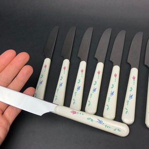 Vintage Set of 8 Small Dinner Knives by Savoir Vivre Portofino Blue Pattern. Made in Japan. Excellent Condition.