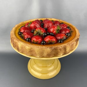 Doskonała sztuczna realistyczna tarta truskawkowo-borówkowa o średnicy 9,5 cala na ceramicznej podstawce na ciasto. DOSKONAŁY STAN!