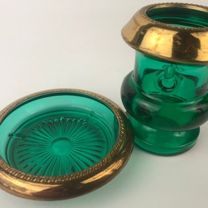 Vintage blauwgroen geperst glas en vergulde tandenstokerhouder en kleine schotel/zoutkelder.