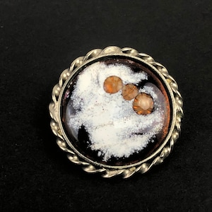 1960er Jahre Handgemachte Kunst Glas Millefiori Brosche Mit Handgedrehter Lünette Silberfarbener Rahmen. 3,25 cm Durchmesser.
