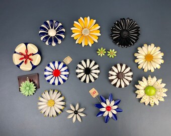 Lot of 13 Vintage 1960s Enamelled Metal Daisy Brooches & Earrings