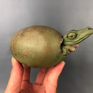 エッグアートスタジオの陶器彫刻から生まれた、手作りの赤ちゃん恐竜の孵化作品。ユニークで精巧な仕上がり！