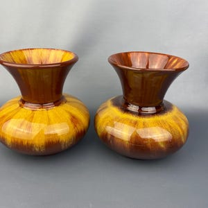 Par de jarrones vintage de cerámica Blue Mountain de 5&quot; con un hermoso esmalte dorado. EN EXCELENTE ESTADO.