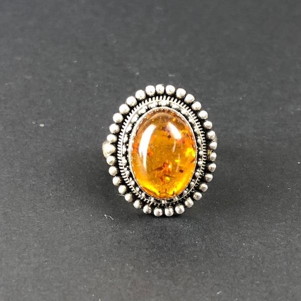 Bague vintage faite main en argent sterling et ambre véritable avec fines micro-perles faites main. Taille 6.