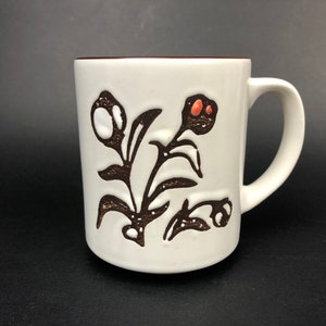 A Vintage Ceramic 1970s Mug With Stylized Flowers.  MINT CONDITION.  Holds 8oz.