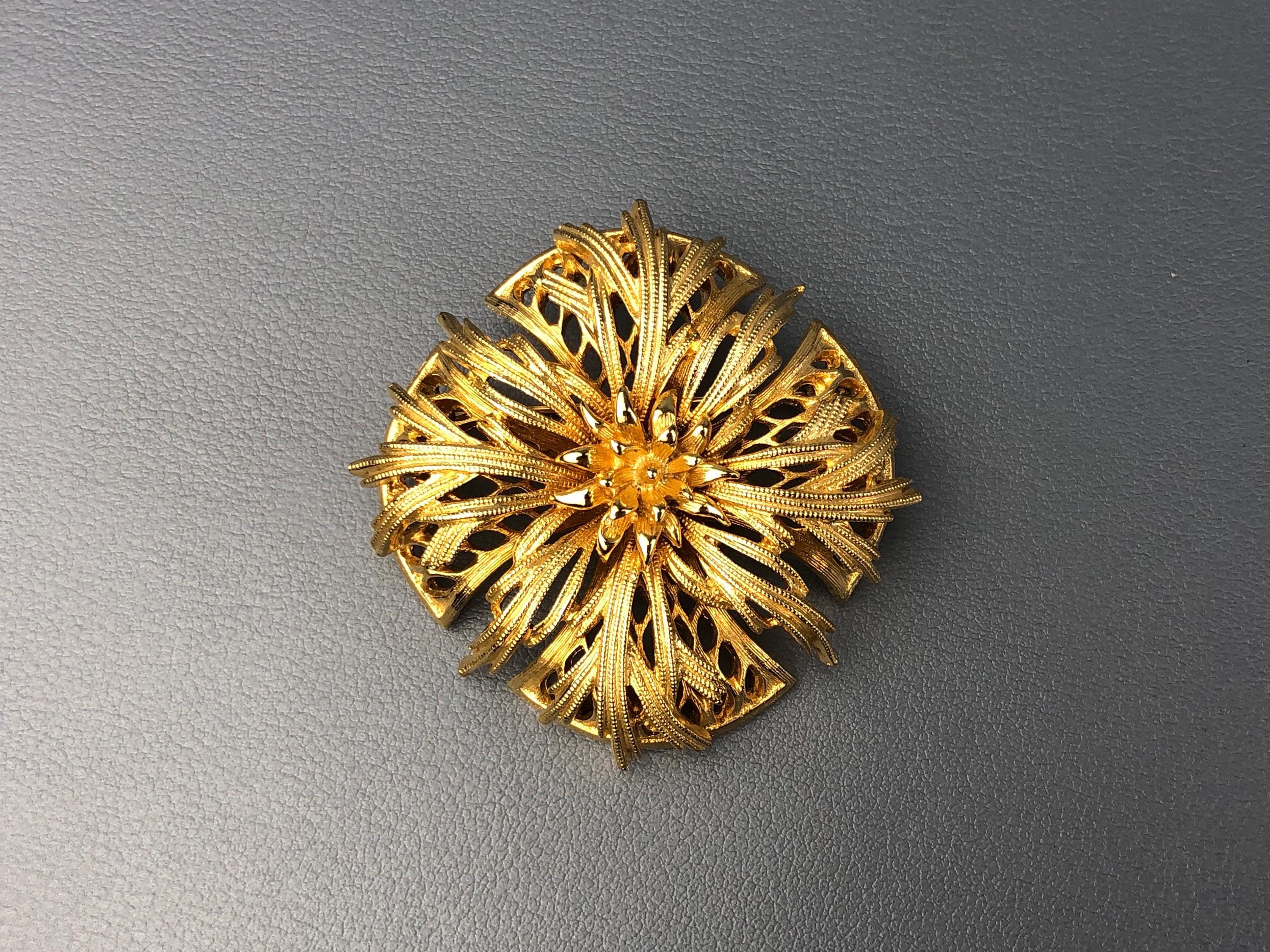 Broche Vintage Finement Travaillée En Relief, Signée LISNER, Couleur Or - Référence 3203, Occasion