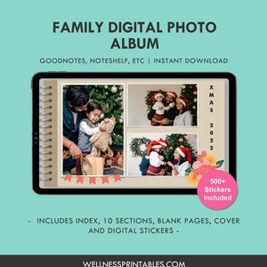 Può includere: Un modello di album fotografico digitale per le app Goodnotes e Noteshelf. Il modello presenta uno sfondo marrone con una rilegatura a spirale, quattro spazi per le foto e un tema natalizio. Il testo "XMAS 2022" è visibile nell'angolo in alto a destra. Il modello include oltre 500 adesivi digitali ed è disponibile per il download immediato.