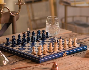Juego de ajedrez de madera exclusivo BLUE PEARL de 35 cm / 13,8 pulgadas, tablero de ajedrez hecho a mano y piezas de ajedrez con adornos quemados de Master of Chess