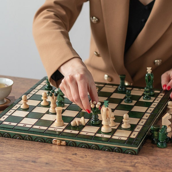 GREEN KINGDOM Jeu d'échecs et de dames en bois 35 cm 13,8 pouces Jeu de dames fabriqué à la main en Europe Échiquier et figurines de taille moyenne pour adultes et enfants