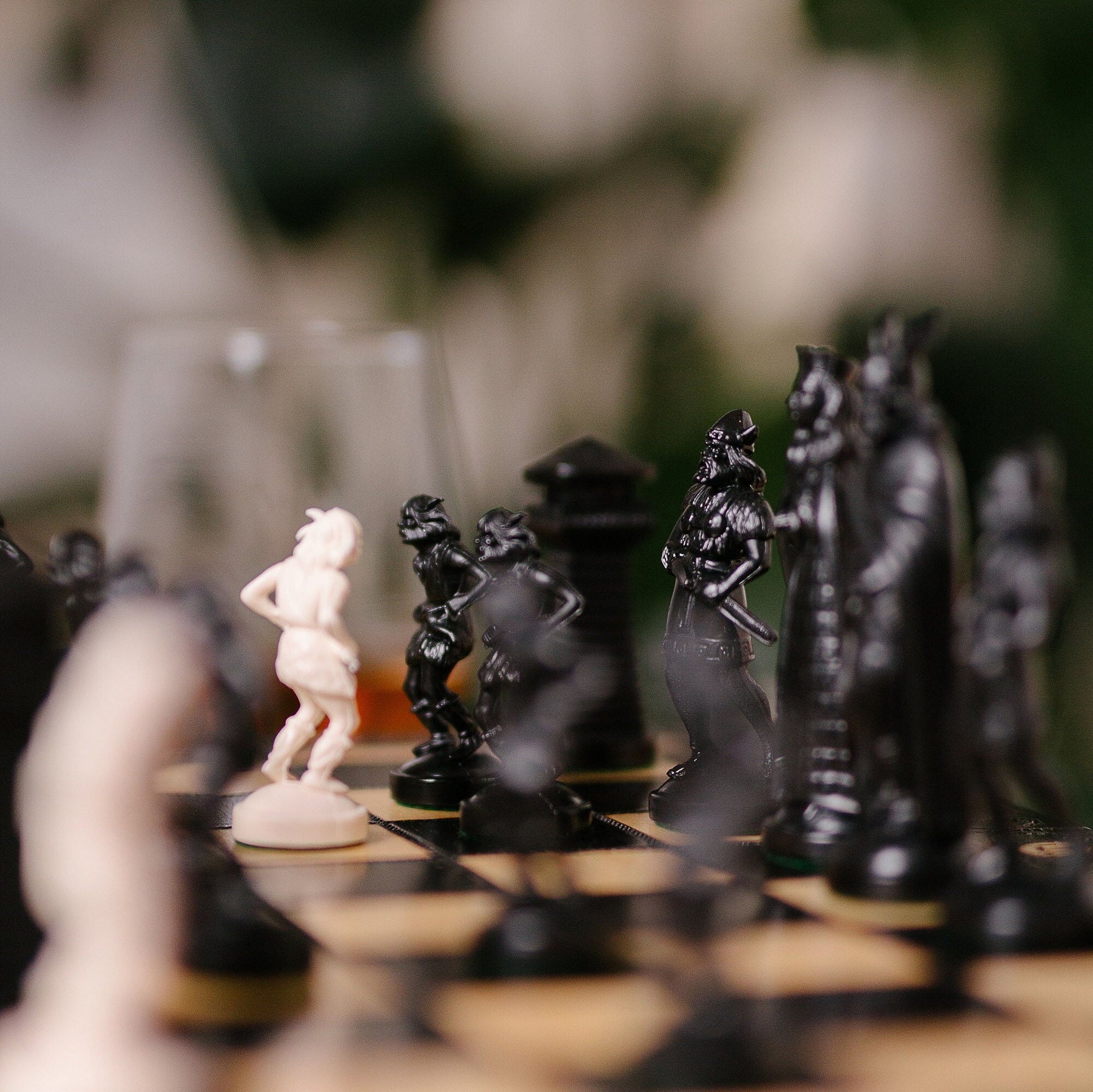 Jeu d'échecs VIKINGS | échecs historiques édition noir et blanc | rois, échecs celtiques | Planche de bois de 40 cm / 16 / pièces en plastique de haute qualité - France Jeu d'échecs VIKINGS | échecs historiques édition noir et blanc | rois, échecs celtiques | Planche de bois de 40 cm / 16 / pièces en plastique de haute qualité - France