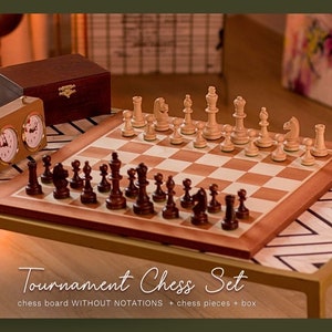 Puede incluir: Un juego de ajedrez de madera con piezas marrones y blancas sobre un tablero de madera con un patrón de tablero de ajedrez beige y marrón. El juego de ajedrez incluye una caja de madera, dos relojes de ajedrez y el texto "Tournament Chess Set chess board WITHOUT NOTATIONS + chess pieces + box".