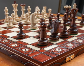 Grand jeu d'échecs en bois SENATOR 41 cm x 41 cm / 16". Ornements brûlés sur l'échiquier et les pièces d'échecs