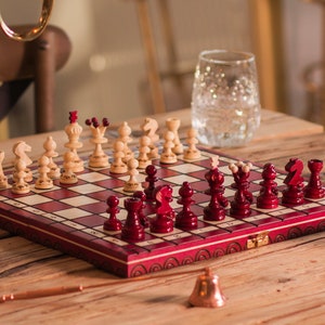 Einzigartiges ROTES handgemachtes Holzschachspiel mit Brett PERLE 35cm / 13,8in Holzschachspiel mit Schachbrettfiguren Geschenkspiel | Meister des Schachs