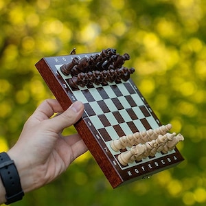 Pequeño juego de ajedrez de madera MAGNÉTICO de 20 cm | Juego hecho a mano con piezas de ajedrez magnetizadas | Juego de mesa de viaje para adultos y niños (20 x 20 cm)