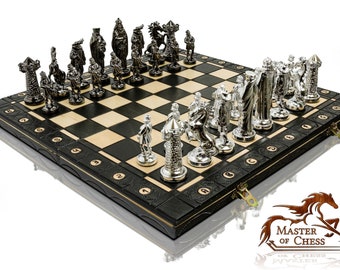 Grand jeu d'échecs sur le thème de l'argent médiéval. Grand échiquier 40 cm/16" et pièces d'échecs en plastique chromé lesté.