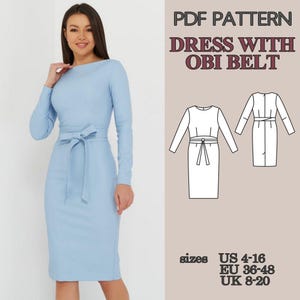 Peut inclure: Une robe bleu clair à manches longues avec une ceinture obi. La robe arrive au genou et présente une encolure bateau. L'image comprend également un patron de la robe avec le texte "PDF PATTERN DRESS WITH OBI BELT" et des informations de taille.