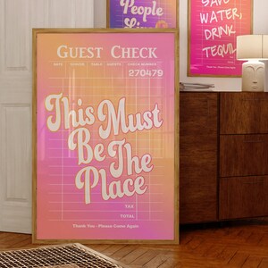 Può includere: Tre cartelli di controllo degli ospiti rosa e arancioni con un motivo a griglia e testo bianco. Il cartello in alto dice "Cool People", il cartello al centro dice "This Must Be The Place" e il cartello in basso dice "Save Water, Drink Tequila".