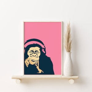 Macaco com fones de ouvido, arte indie retrô, arte pop moderna para crianças, download digital, decoração acima da cama, pôster rosa para parede de apartamento