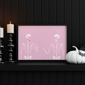 Trendig rosa Halloween-utskrivbar, rolig skelettväggkonst, söt Halloween-tryck, digital väggkonst, skeletttryck bild 6