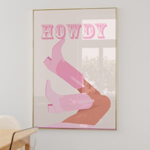 Pu&ograve; includere: Un poster rosa e bianco con la parola "HOWDY" in un font vintage. Il poster presenta un paio di stivali da cowboy rosa con una gamba abbronzata.