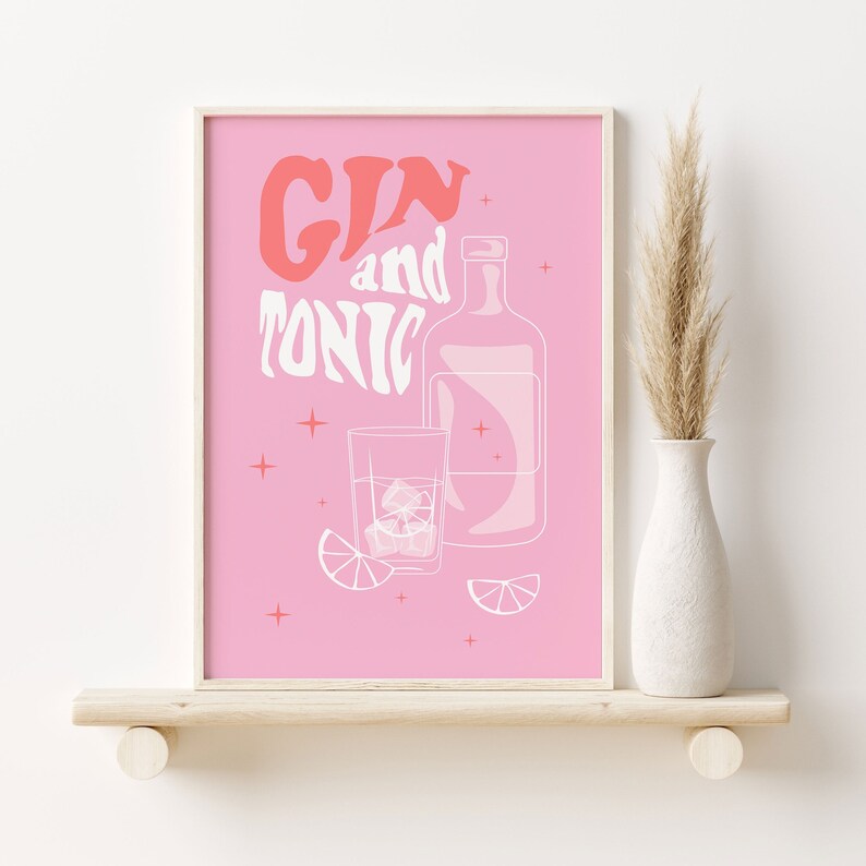 Puede incluir: Ilustraci&oacute;n rosa y blanca de una botella de ginebra y un vaso de ginebra y t&oacute;nica con el texto "GIN and TONIC" en una fuente retro.