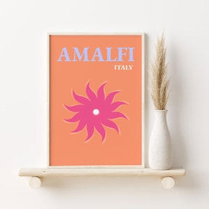 K&ouml;nnte beinhalten: Ein pfirsichfarbener Poster mit einer stilisierten rosa Blume und dem Text "AMALFI ITALIEN" in hellblau.
