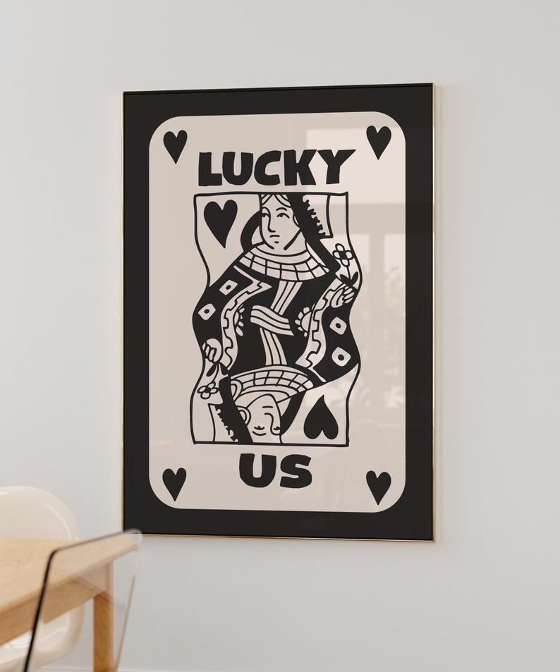 Pu&ograve; includere: Illustrazione in bianco e nero di una carta da gioco con una regina di picche. La carta dice "LUCKY US" in grassetto nero.