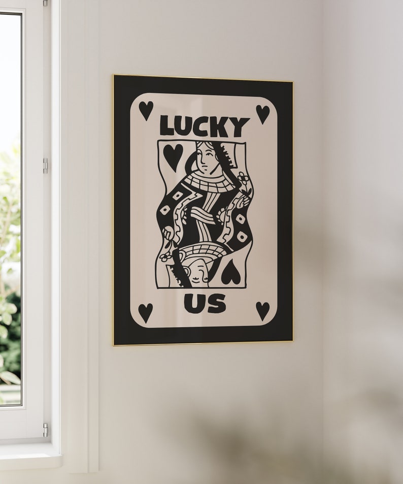 Pu&ograve; includere: Illustrazione in bianco e nero di una carta da gioco della regina di cuori con la parola "LUCKY" sopra la regina e la parola "US" sotto la regina.