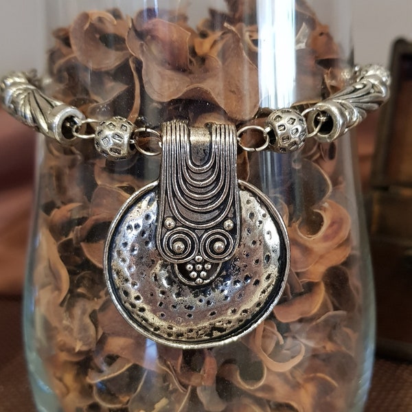Colgante Plateado Zamak y cuentas metálicas - Zamak silver colour pendant with metalic beads