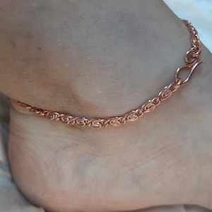 Può includere: Un braccialetto per caviglia in oro rosa con una catena delicata e una chiusura a gancio.