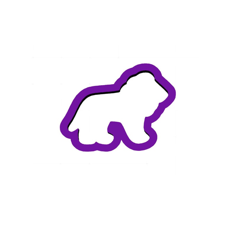 Puede incluir: Un cortador de galletas morado y blanco con forma de oso. El oso est&aacute; en posici&oacute;n de caminar, con la cabeza y el cuerpo claramente definidos. El cortador de galletas es de pl&aacute;stico y est&aacute; sobre un fondo blanco.