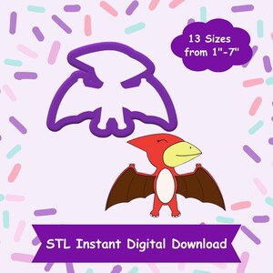 Peut inclure: Téléchargement numérique de 13 fichiers STL pour l'impression 3D d'un emporte-pièce en forme de ptérodactyle. L'emporte-pièce est présenté en violet, et un ptérodactyle de dessin animé est présenté en rouge, marron et blanc. Le texte "13 tailles de 1" à 7" et "STL Téléchargement numérique instantané" est également inclus.