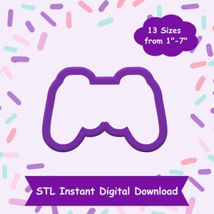 Może przedstawiać: Fioletowy plik STL wydrukowany w 3D do wycinarki do ciasteczek w kształcie kontrolera do gier wideo. Projekt jest dostępny w 13 rozmiarach od 1 do 7 cali.