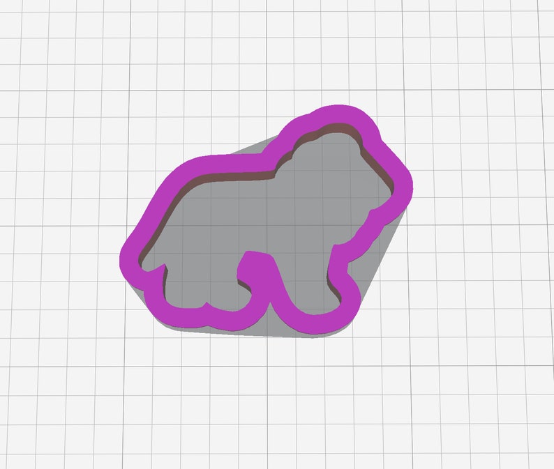Puede incluir: Un cortador de galletas morado con forma de oso, que proyecta una sombra sobre una superficie gris. El contorno del cortador define la cabeza, el cuerpo y las patas del oso. El fondo es un patr&oacute;n de cuadr&iacute;cula blanca.