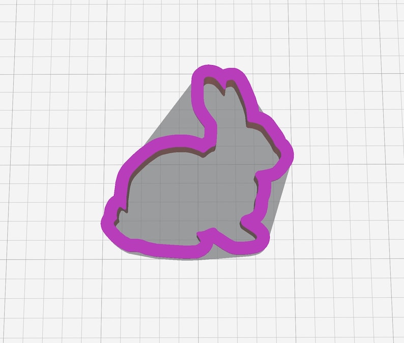 Puede incluir: Un cortador de galletas de pl&aacute;stico morado con forma de conejo.